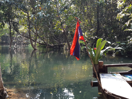 drapeau du Laos au bord de l'eau